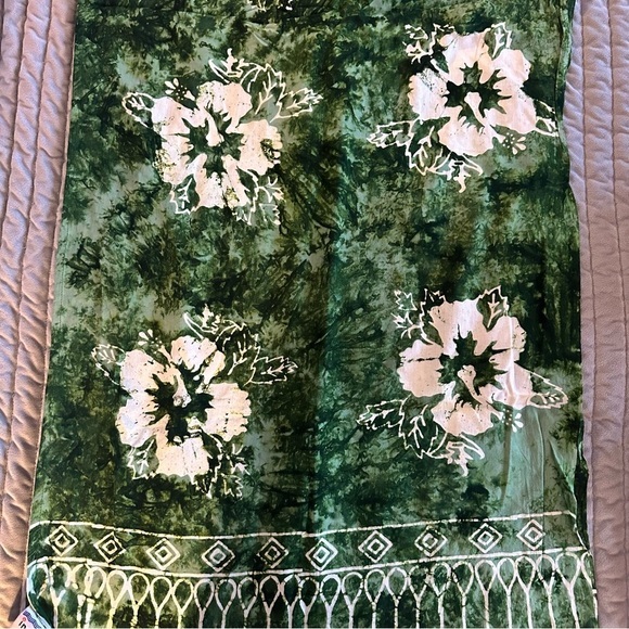 NWT beautiful Green Floral Indigo Blue Scarf - Picture 3 of 5